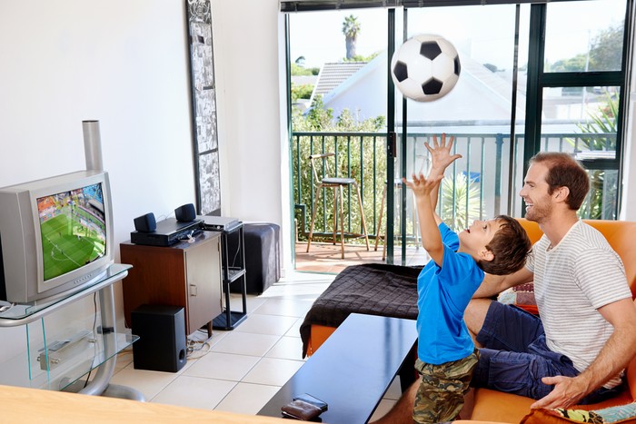 Ternyata Banyak Manfaatnya saat Orangtua Nonton Bareng Anak Pertandingan Sepak Bola